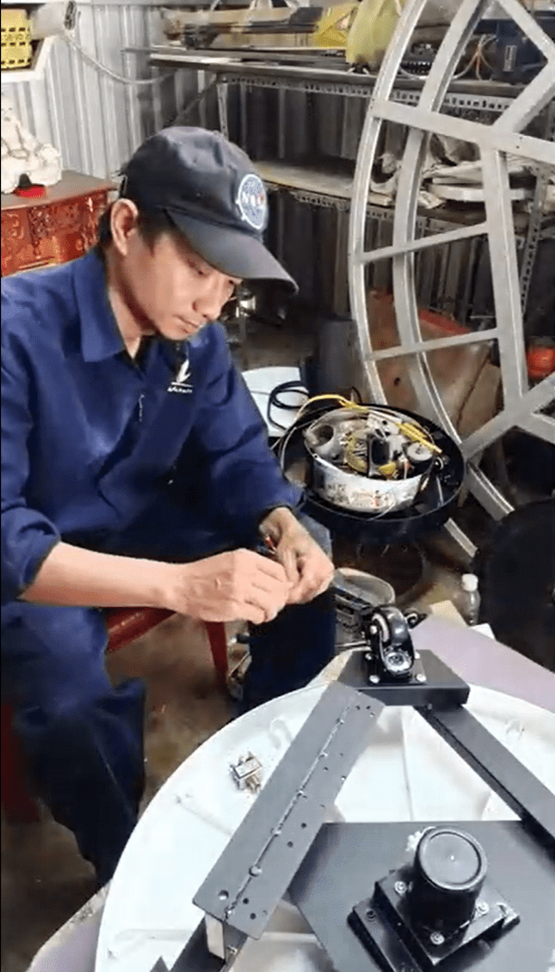 Kiệt Lưu tại xưởng cơ khí Vĩnh Long